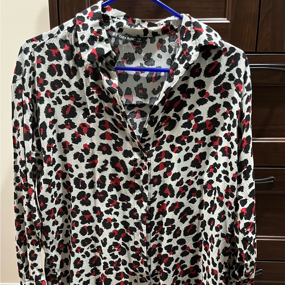 Zara Basic Womens long sleeve animal print button up blouse, size Extra Small - Picture 3 of 3